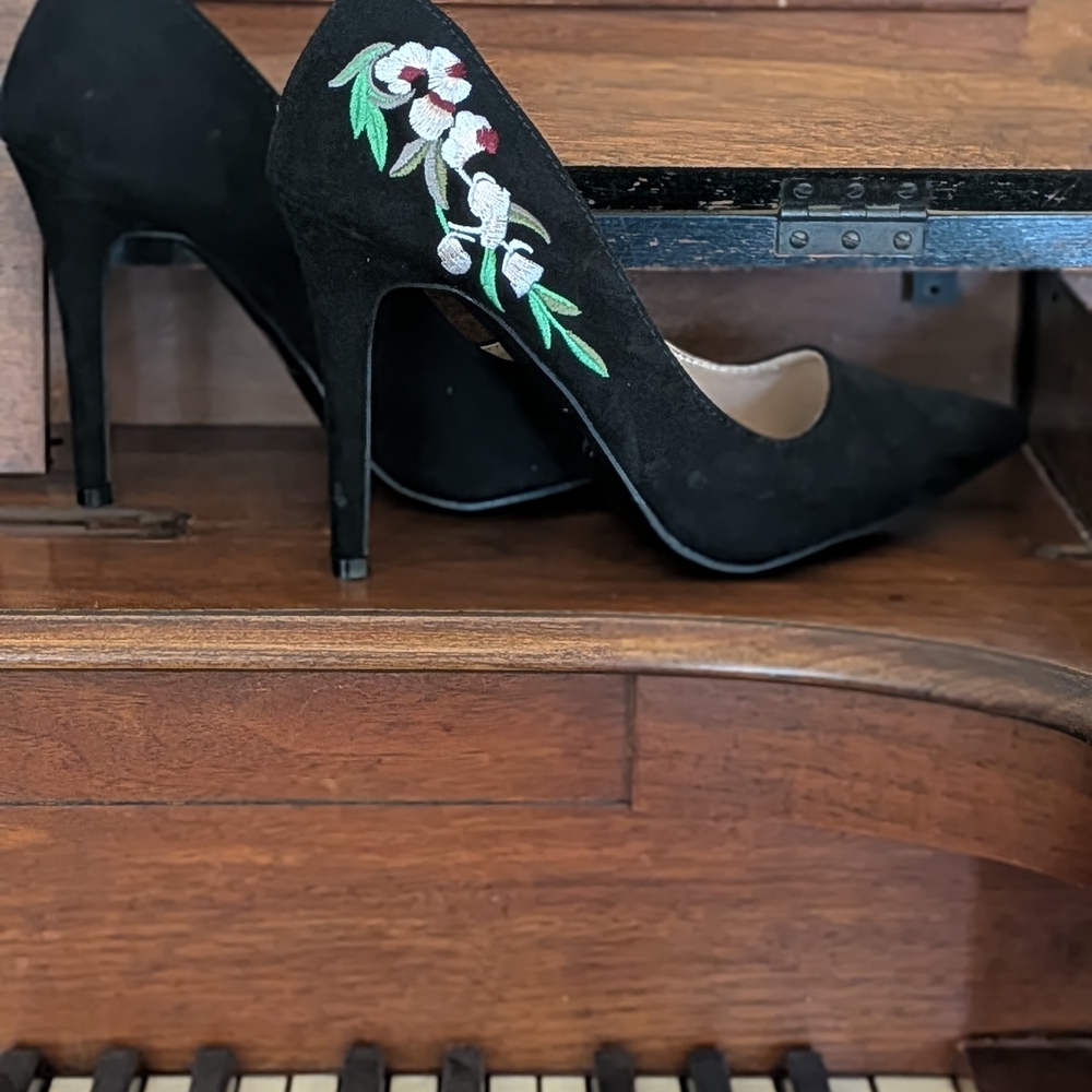 SOLD Qupid Black Heels with Floral Embroidery - Picture 4 of 8